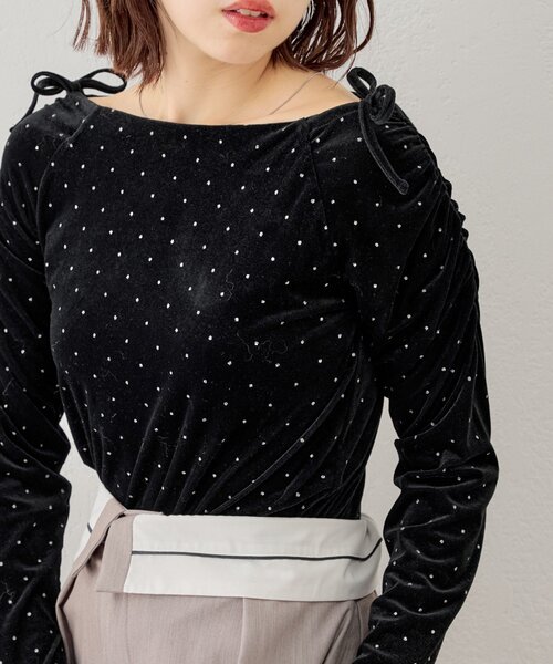 黒ベロア素材オフショルダーシャツ Chico（チコ）の「シアーベロアオフショルリボントップス（T