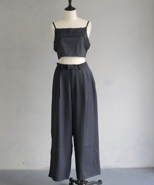 cheriella（シェリエラ）の「【cheriella】セットアップ ビスチェ付きスラックスワイドパンツ SETUP WITH BUSTIER SLACKS WIDE PANTS（セットアップ・レディース・ブラック/グレイッシュベージュ/チャコールグレー・M）」の4枚目の写真