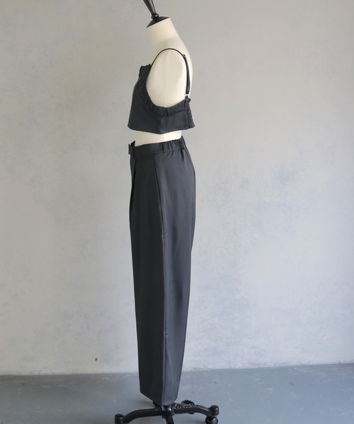 cheriella（シェリエラ）の「【cheriella】セットアップ ビスチェ付きスラックスワイドパンツ SETUP WITH BUSTIER SLACKS WIDE PANTS（セットアップ・レディース・ブラック/グレイッシュベージュ/チャコールグレー・M）」の5枚目の写真