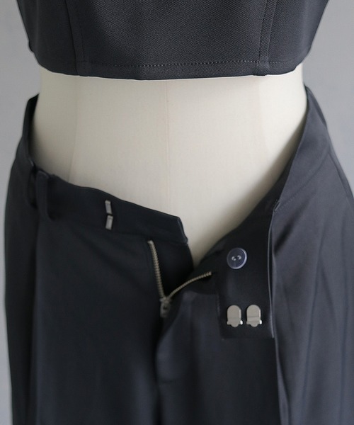 cheriella（シェリエラ）の「【cheriella】セットアップ ビスチェ付きスラックスワイドパンツ SETUP WITH BUSTIER SLACKS WIDE PANTS（セットアップ・レディース・ブラック/グレイッシュベージュ/チャコールグレー・M）」の11枚目の写真