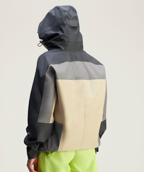 adidas by Stella McCartney(アディダスバイステラマッカートニー)の「adidas by Stella McCartney TrueNature バックパック ジャケット / アディダス adidas(マウンテンパーカー・レディース・グレー×ホワイト・XX-LARGE/LARGE/MEDIUM/SMALL/X-LARGE)」の2枚目の写真