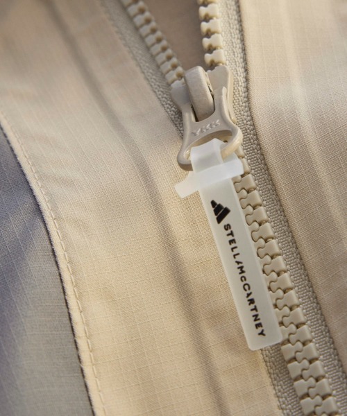 adidas by Stella McCartney(アディダスバイステラマッカートニー)の「adidas by Stella McCartney TrueNature バックパック ジャケット / アディダス adidas(マウンテンパーカー・レディース・グレー×ホワイト・XX-LARGE/LARGE/MEDIUM/SMALL/X-LARGE)」の5枚目の写真