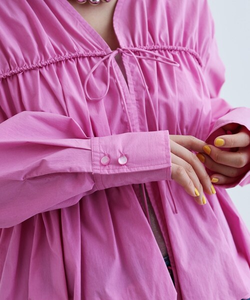 GALLEST(ギャレスト)の「シャーリングギャザーブラウス【フロントボタン/前開き】(シャツ/ブラウス・レディース・イエロー系その他/ホワイト/ベージュ/ピンク系・38)」の10枚目の写真