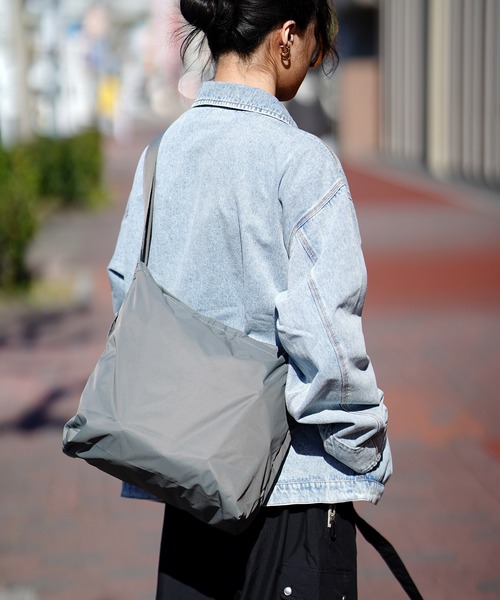 BURLAP OUTFITTER（バーラップアウトフィッター）の「BURLAP OUTFITTER バーラップアウトフィッター PACKABLE CARRY 210（ショルダーバッグ・メンズ・ブラック/ライム/グレー・FREE）」の2枚目の写真