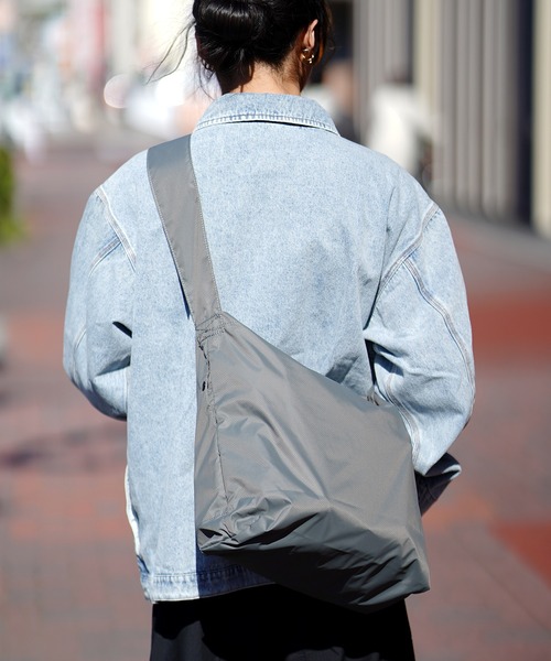 BURLAP OUTFITTER（バーラップアウトフィッター）の「BURLAP OUTFITTER バーラップアウトフィッター PACKABLE CARRY 210（ショルダーバッグ・メンズ・ブラック/ライム/グレー・FREE）」の5枚目の写真