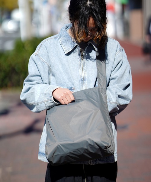 BURLAP OUTFITTER（バーラップアウトフィッター）の「BURLAP OUTFITTER バーラップアウトフィッター PACKABLE CARRY 210（ショルダーバッグ・メンズ・ブラック/ライム/グレー・FREE）」の6枚目の写真