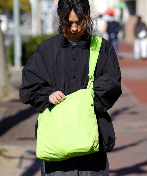 BURLAP OUTFITTER（バーラップアウトフィッター）の「BURLAP OUTFITTER バーラップアウトフィッター PACKABLE CARRY 210（ショルダーバッグ・メンズ・ブラック/ライム/グレー・FREE）」の10枚目の写真