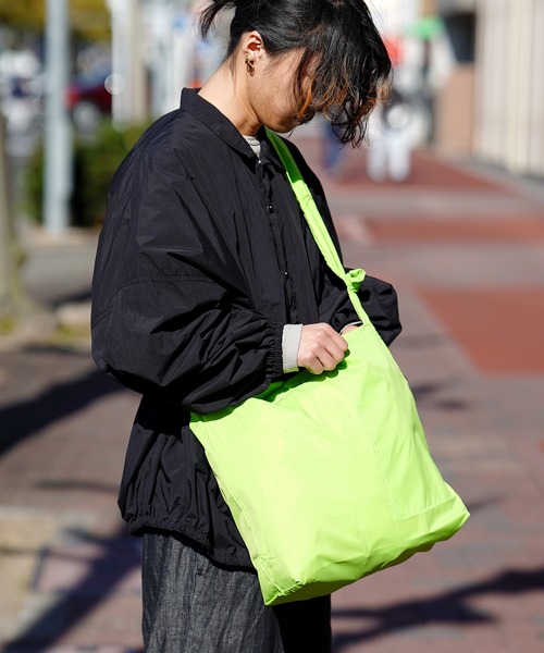 BURLAP OUTFITTER（バーラップアウトフィッター）の「BURLAP OUTFITTER バーラップアウトフィッター PACKABLE CARRY 210（ショルダーバッグ・メンズ・ブラック/ライム/グレー・FREE）」の11枚目の写真