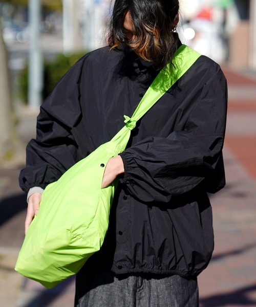 BURLAP OUTFITTER（バーラップアウトフィッター）の「BURLAP OUTFITTER バーラップアウトフィッター PACKABLE CARRY 210（ショルダーバッグ・メンズ・ブラック/ライム/グレー・FREE）」の12枚目の写真