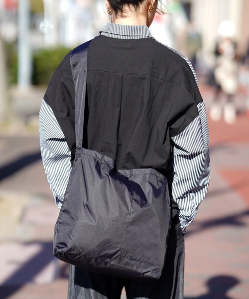 BURLAP OUTFITTER（バーラップアウトフィッター）の「BURLAP OUTFITTER バーラップアウトフィッター PACKABLE CARRY 210（ショルダーバッグ・メンズ・ブラック/ライム/グレー・FREE）」の14枚目の写真