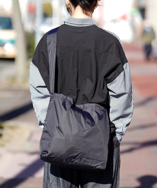 BURLAP OUTFITTER（バーラップアウトフィッター）の「BURLAP OUTFITTER バーラップアウトフィッター PACKABLE CARRY 210（ショルダーバッグ・メンズ・ブラック/ライム/グレー・FREE）」の15枚目の写真