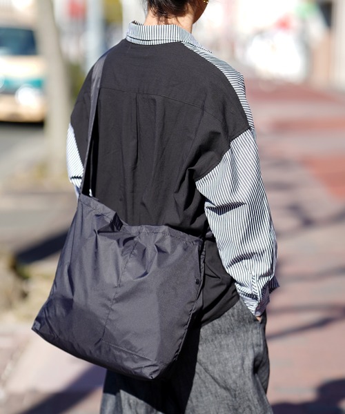 BURLAP OUTFITTER（バーラップアウトフィッター）の「BURLAP OUTFITTER バーラップアウトフィッター PACKABLE CARRY 210（ショルダーバッグ・メンズ・ブラック/ライム/グレー・FREE）」の17枚目の写真