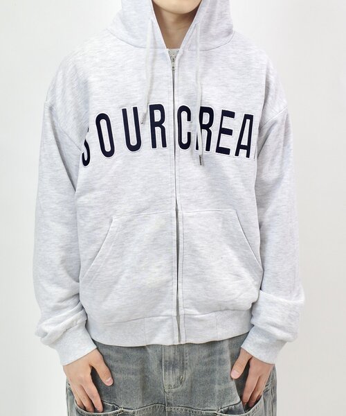 WHO'S WHO gallery（フーズフーギャラリー）の「【Sourcream/サワークリーム】カレッジロゴ刺繍ジップパーカー（パーカー・レディース・ブラック/グレー/ライトグレー/インディゴブルー・FREE）」の3枚目の写真