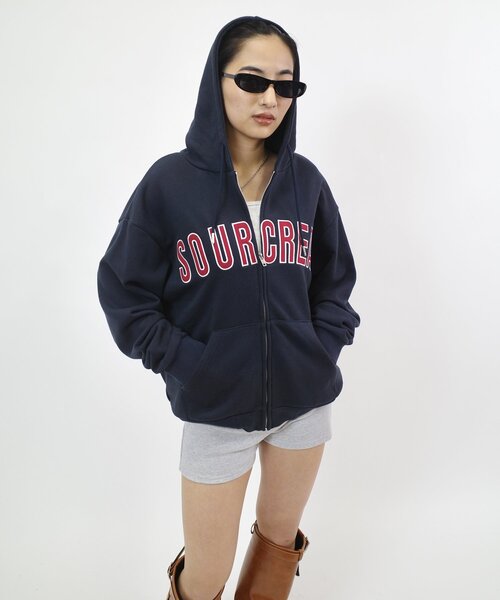 WHO'S WHO gallery（フーズフーギャラリー）の「【Sourcream/サワークリーム】カレッジロゴ刺繍ジップパーカー（パーカー・レディース・ブラック/グレー/ライトグレー/インディゴブルー・FREE）」の5枚目の写真