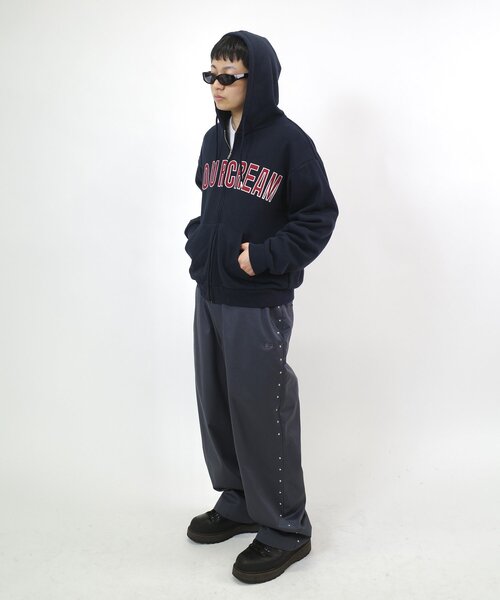 WHO'S WHO gallery（フーズフーギャラリー）の「【Sourcream/サワークリーム】カレッジロゴ刺繍ジップパーカー（パーカー・レディース・ブラック/グレー/ライトグレー/インディゴブルー・FREE）」の7枚目の写真