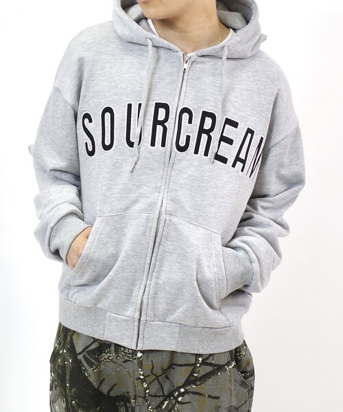 WHO'S WHO gallery（フーズフーギャラリー）の「【Sourcream/サワークリーム】カレッジロゴ刺繍ジップパーカー（パーカー・レディース・ブラック/グレー/ライトグレー/インディゴブルー・FREE）」の8枚目の写真