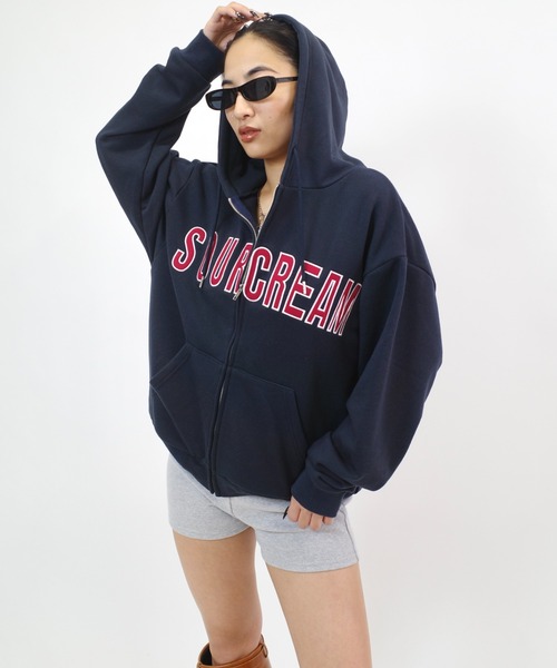 WHO'S WHO gallery（フーズフーギャラリー）の「【Sourcream/サワークリーム】カレッジロゴ刺繍ジップパーカー（パーカー・レディース・ブラック/グレー/ライトグレー/インディゴブルー・FREE）」の4枚目の写真