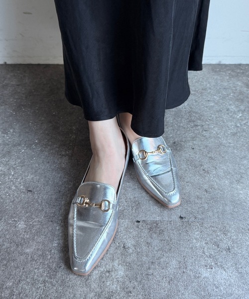 DouDou(ドゥドゥ)の「【WEB限定】ポインテッドビットローファー(ローファー・レディース・シルバー/ブラック・23cm/23.5cm/24cm/24.5cm)」の1枚目の写真