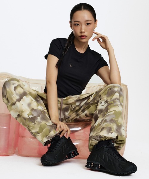 NIKE(ナイキ)の「ナイキ ショックス R4 ウィメンズシューズ / Nike Shox R4 Women's Shoes AR3565-004 Black(スニーカー・レディース・ブラック・26.5/25.5/25/24.5/24/23.5/23/26/27/27.5/28/22/22.5/28.5/29)」の2枚目の写真