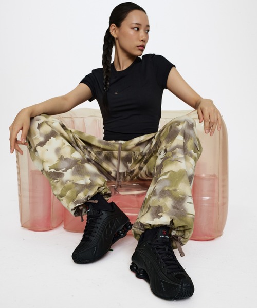 NIKE(ナイキ)の「ナイキ ショックス R4 ウィメンズシューズ / Nike Shox R4 Women's Shoes AR3565-004 Black(スニーカー・レディース・ブラック・26.5/25.5/25/24.5/24/23.5/23/26/27/27.5/28/22/22.5/28.5/29)」の3枚目の写真