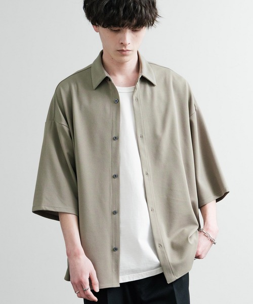 Rocky Monroe(ロッキーモンロー)の「UVカット 梨地オーバーサイズレギュラーカラーストレッチ半袖シャツ ビッグシャツ(シャツ/ブラウス・メンズ・ダークグレー/ベージュ/ブルーグレー/ブラック/ダークグリーン/オフホワイト・LL/L/M)」の5枚目の写真