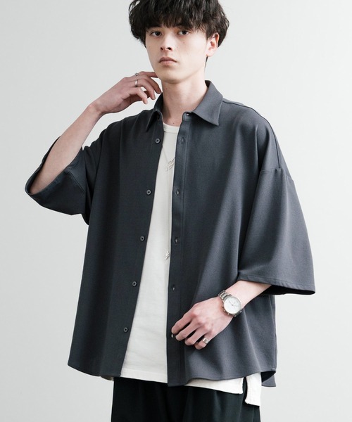 Rocky Monroe(ロッキーモンロー)の「UVカット 梨地オーバーサイズレギュラーカラーストレッチ半袖シャツ ビッグシャツ(シャツ/ブラウス・メンズ・ダークグレー/ベージュ/ブルーグレー/ブラック/ダークグリーン/オフホワイト・LL/L/M)」の1枚目の写真