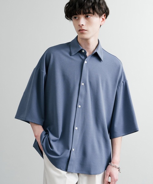 Rocky Monroe(ロッキーモンロー)の「UVカット 梨地オーバーサイズレギュラーカラーストレッチ半袖シャツ ビッグシャツ(シャツ/ブラウス・メンズ・ダークグレー/ベージュ/ブルーグレー/ブラック/ダークグリーン/オフホワイト・LL/L/M)」の4枚目の写真