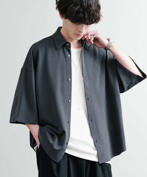 Rocky Monroe(ロッキーモンロー)の「UVカット 梨地オーバーサイズレギュラーカラーストレッチ半袖シャツ ビッグシャツ(シャツ/ブラウス・メンズ・ダークグレー/ベージュ/ブルーグレー/ブラック/ダークグリーン/オフホワイト・LL/L/M)」の16枚目の写真