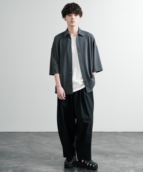 Rocky Monroe(ロッキーモンロー)の「UVカット 梨地オーバーサイズレギュラーカラーストレッチ半袖シャツ ビッグシャツ(シャツ/ブラウス・メンズ・ダークグレー/ベージュ/ブルーグレー/ブラック/ダークグリーン/オフホワイト・LL/L/M)」の17枚目の写真
