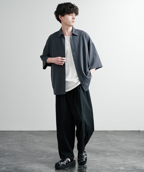 Rocky Monroe(ロッキーモンロー)の「UVカット 梨地オーバーサイズレギュラーカラーストレッチ半袖シャツ ビッグシャツ(シャツ/ブラウス・メンズ・ダークグレー/ベージュ/ブルーグレー/ブラック/ダークグリーン/オフホワイト・LL/L/M)」の18枚目の写真