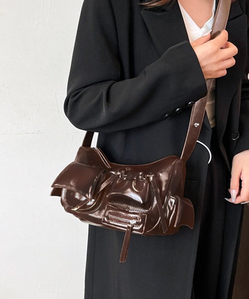 VIBGYOR(ヴィブジョー)の「PU ポケットデザインショルダーバッグ(CZ)(ショルダーバッグ・レディース・ブラック/ブラウン/レッド・FREE)」の1枚目の写真