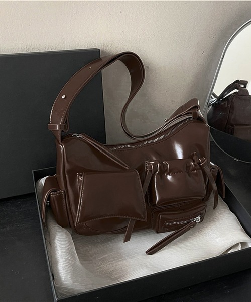 VIBGYOR(ヴィブジョー)の「PU ポケットデザインショルダーバッグ(CZ)(ショルダーバッグ・レディース・ブラック/ブラウン/レッド・FREE)」の11枚目の写真