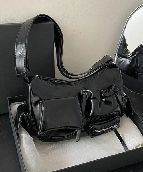 VIBGYOR(ヴィブジョー)の「PU ポケットデザインショルダーバッグ(CZ)(ショルダーバッグ・レディース・ブラック/ブラウン/レッド・FREE)」の6枚目の写真