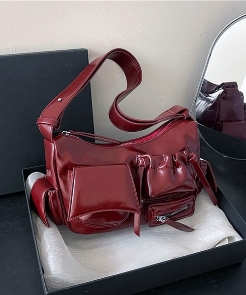 VIBGYOR(ヴィブジョー)の「PU ポケットデザインショルダーバッグ(CZ)(ショルダーバッグ・レディース・ブラック/ブラウン/レッド・FREE)」の4枚目の写真