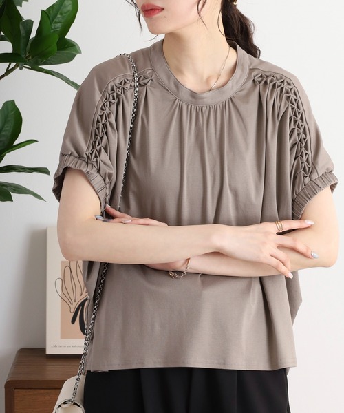 EGLANTINE（エグランティーヌ）の「EGLANTINE スモッキング立体刺繍カットソー（Tシャツ/カットソー・レディース・ブラック/グレー/オフホワイト/レッド/ライム・40）」の3枚目の写真