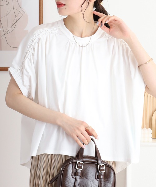 EGLANTINE（エグランティーヌ）の「EGLANTINE スモッキング立体刺繍カットソー（Tシャツ/カットソー・レディース・ブラック/グレー/オフホワイト/レッド/ライム・40）」の2枚目の写真