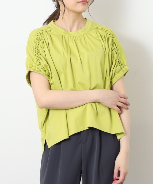 EGLANTINE（エグランティーヌ）の「EGLANTINE スモッキング立体刺繍カットソー（Tシャツ/カットソー・レディース・ブラック/グレー/オフホワイト/レッド/ライム・40）」の4枚目の写真