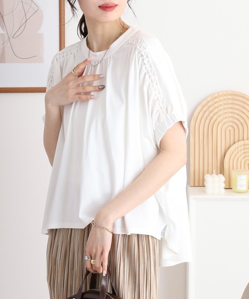 EGLANTINE（エグランティーヌ）の「EGLANTINE スモッキング立体刺繍カットソー（Tシャツ/カットソー・レディース・ブラック/グレー/オフホワイト/レッド/ライム・40）」の20枚目の写真