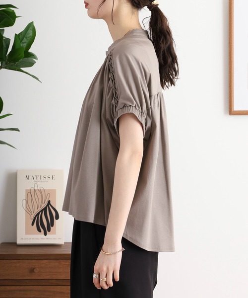 EGLANTINE（エグランティーヌ）の「EGLANTINE スモッキング立体刺繍カットソー（Tシャツ/カットソー・レディース・ブラック/グレー/オフホワイト/レッド/ライム・40）」の13枚目の写真
