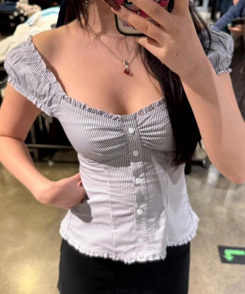 HALEY PESCA（ヘーリーペスカ）の「HALEY PESCA/2way　オフショルダー フリルブラウス（シャツ/ブラウス・レディース・ホワイト/ストライプ・MEDIUM/SMALL）」の6枚目の写真