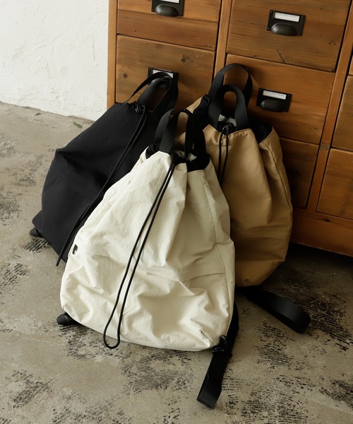 VitaFelice(ヴィータフェリーチェ)の「【撥水】2wayナイロンナップサック ユニセックス(バックパック/リュック・レディース・ベージュ/ブラック/アイボリー・FREE)」の4枚目の写真