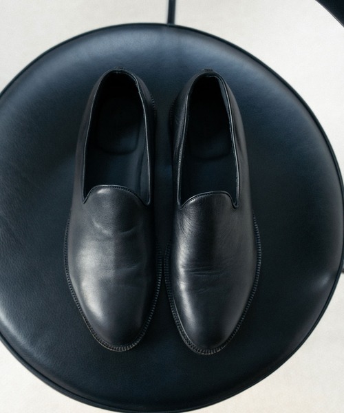 ADAM ET ROPE'(アダムエロペ)の「レザースリッポン(スリッポン・メンズ・ブラック/ブラック系その他2・41/40/43/42)」の1枚目の写真