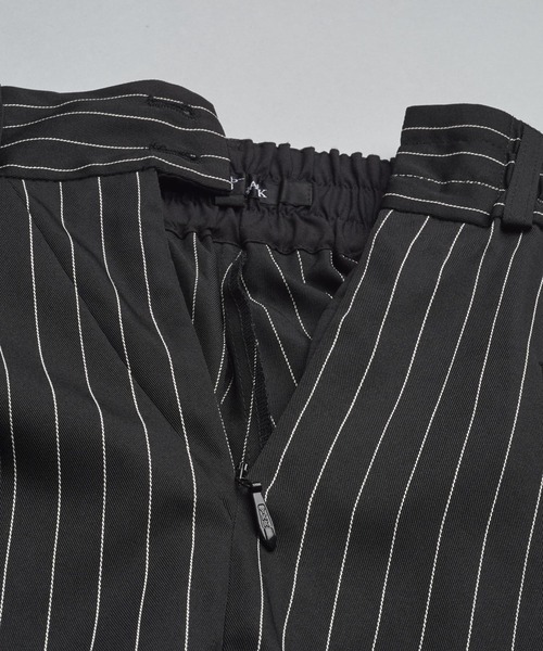 NO ID.(ノーアイディ)の「【NO ID.】Drape Tuck Wide Trousers / ドレープ タック ワイド トラウザーズ(スラックス・メンズ・その他33/ブラック・2/1)」の7枚目の写真