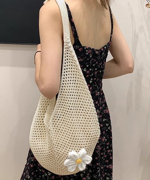 Miniministore(ミニミニストア)の「トートバッグ花モチーフ付き編みバッグ軽量(トートバッグ・レディース・グリーン/ピンク/レッド/ブルー/ライトブラウン/アイボリー・FREE)」の2枚目の写真