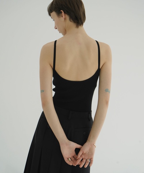 CLANE（クラネ）の「BOAT NECK BACK OPEN KNIT TOPS（タンクトップ・レディース・ベージュ/ピンク/アイボリー/ブラック・1/2）」の12枚目の写真