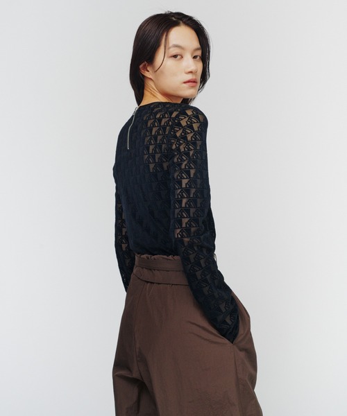 THINGS THAT MATTER（シングス ザット マター）の「MONOGRAM FLOCKY PRINT TULLE CROPPED TOPS / モノグラムフロッキープリントチュールクロップドトップス（Tシャツ/カットソー・レディース・ブラック×ホワイト/ベージュ/ブラック・FREE）」の22枚目の写真