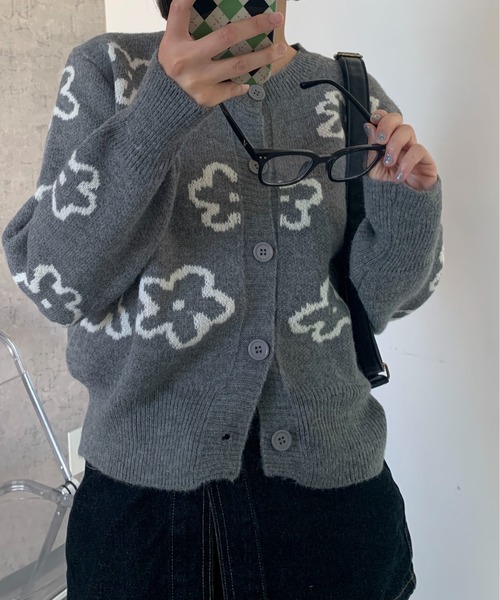 Maison Calme(メゾンカルム)の「【春万能アイテム】ルーズシルエット花柄ニットカーディガン 冷房対策(ニット/セーター・レディース・アイボリー/グレー・F)」の13枚目の写真