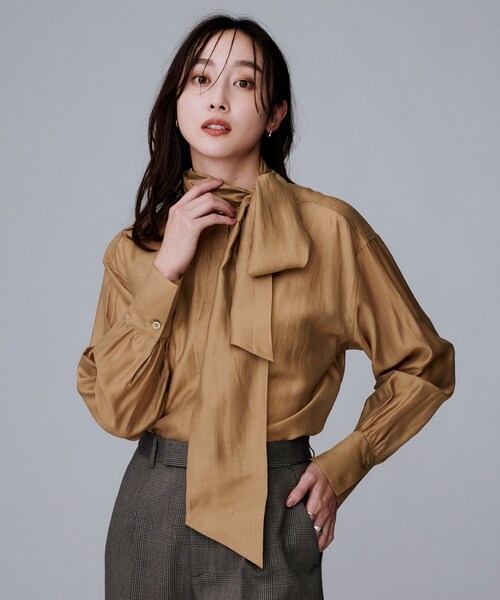 UNTITLED（アンタイトル）の「【ボウタイリボン/バンドカラー/レイヤード】2WAYシアーブラウス（シャツ/ブラウス・レディース・ホワイト/キャメル・02/04/44/48/00）」の2枚目の写真