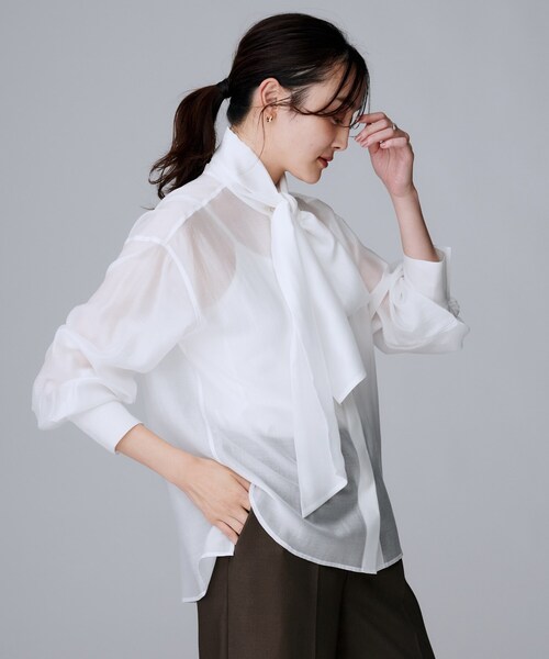 UNTITLED（アンタイトル）の「【ボウタイリボン/バンドカラー/レイヤード】2WAYシアーブラウス（シャツ/ブラウス・レディース・ホワイト/キャメル・02/04/44/48/00）」の4枚目の写真