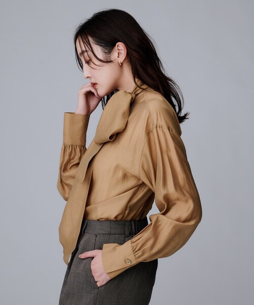 UNTITLED（アンタイトル）の「【ボウタイリボン/バンドカラー/レイヤード】2WAYシアーブラウス（シャツ/ブラウス・レディース・ホワイト/キャメル・02/04/44/48/00）」の11枚目の写真